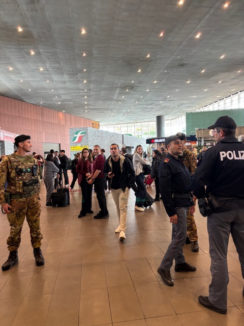 やたり広い<br />こんな駅日本では無い