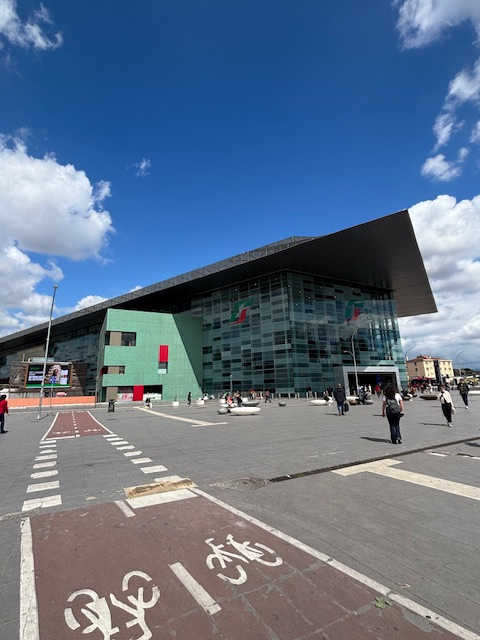 タクシーのサインが無く何となく行ったところに見つけた<br />最初のタクシーは4バックをトランクへ詰め込みしたが入らず次に並んでいるタクシーの運転手も手伝ってくれたが詰めず<br />後車にはすでに客が乗っていたがこの車と入れ替えしてくれた<br />こんな事は日本では絶対ないです<br />だから海外は面白い<br /><br />後ろの車には何とかやっと入り全員で拍手してホテル迄向かう<br />降りる時にイケメン運転手にはお礼として日本のお守りあげたら感激していた<br />ありがとう！！