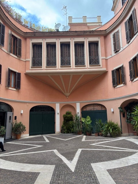 中に入ると広場の中心を囲むように大きなスペースがあり部屋が囲んでます<br />結構部屋がある様です<br />