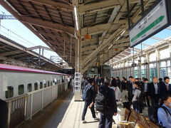 仙台駅に到着。
降りる客は多かったけど、それ以上に乗る客が多く、ホームは雑然としていた。
