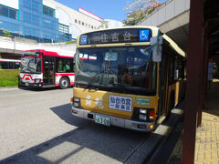 やってきたこのラッピングバスに乗る。