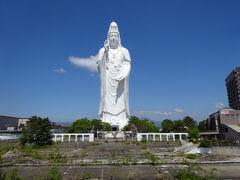 こちらが正面。
大観密寺という寺院の境内にある、仙台大観音。

敷地境のフェンスの隙間にカメラのレンズを突っ込んで撮影。
その前には、なにかあったような空間だけが残っていた。