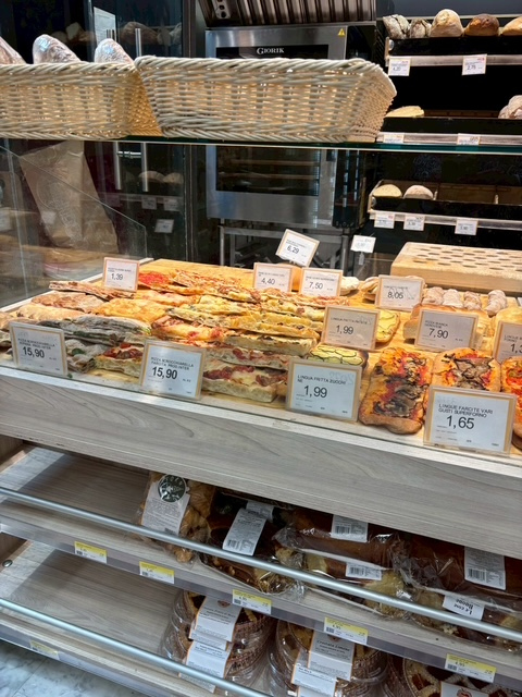 パンとワイン.おつまみ買って部屋で飲みます