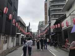 北品川商店街を進むと屋台が個人経営の居酒屋などが出店を出していたりした