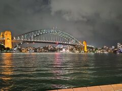 今日の昼間まではハーバーブリッジの袂のホテルにいた思うと
シドニー大定番の名所を満喫してるな～と。
