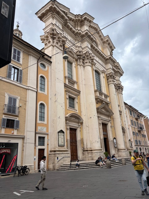 「サンティ・アンブロージョ・エ・カルロ・アル・コルソ聖堂」<br />この横にタクシー乗場あるが20分待ってようやく来た