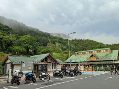 前回の旅行記、最後におまけで乗せた調布の続きです
https://4travel.jp/travelogue/11986198

調布から埼玉方面に車を走らせて、「道の駅果樹公園あしがくぼ」にて仮眠しました。

そして、おはようございます！