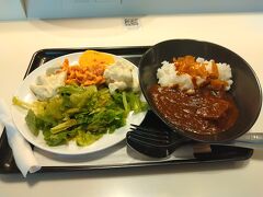 腹ごしらえでJALラウンジで食べます。