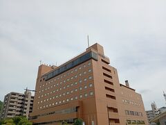 駅前のホテルで２泊します