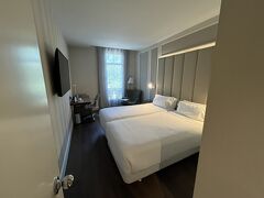 NHナシオナルホテルにチェックイン。駅の目の前ですが、大きな道路の向こう側なのでちょっと遠回り。

チェックインデスクには４０代くらいの男性がスーツ姿でずらりと揃って、しかもみなさんイケおじ（！）だったのでちょっと緊張しました（汗）こちらビジネス利用の方多めな感じで、運動系の服装できた私たちはめちゃ浮いていた気がする・・。

部屋はツイン。とても綺麗で、道路に面した部屋でしたがイベント時以外は音も気にならず快適でした。