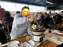 よしうみ道の駅内で大きないけすがあり、海鮮の焼いた良い香りがプンプン！
自分でお魚を選んで炭で焼くお店で良いかほりに誘われ私たちも参戦。