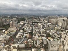 ここの窓ガラスも超汚い。。。
でも窓が10センチほど開くので、そこから撮影。
北向き、高鐡桃園駅方面
左手の川と平行してる大通りの下を南北に地下鉄が走ってます。