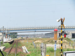 2025.06.07　鳥取ゆきスーパーまつかぜ１０号車内
海から離れしばらくすると、出雲神西駅を通過する。おいしそうな“米イモ”が広がるのだが、いろんな事情で米から中に変わった。まるで国際問題を扱っているようである。