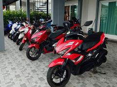 空港から少し離れているレンタルバイク屋へ到着。
125cc以上のバイクを取り扱っているのでここに決めた。
借りたのは HONDAの CLICK160。