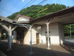 2025.06.07　豊岡ゆき普通列車車内
木製のラッチが残る諸寄。