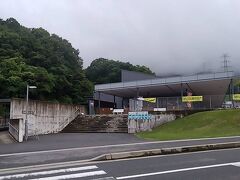 　歩いて、ようやく道の駅かつらぎに到着！
　道の駅かつらぎは葛城インターに隣接しており、2 0 1 6 年1 1 月3 日に葛城市の地域創生と魅力創造づくりの拠点としてオープンした道の駅です。館内は地元で収穫された新鮮野菜はもちろん、奈良の特産品やお惣菜、お菓子、スィーツ、奈良県産のお肉や牛乳など地域にこだわった産品でお買い物を楽しめる豊富な品揃えである直売所と地元の野菜や牛乳を使用したレストランカフェで構成されています。
　道の駅かつらぎの営業時間は9:00～19:00（4月～10月）、9:00～18:00（11月～3月） 、休業日は1月1日～1月3日となっています。館内を紹介します！