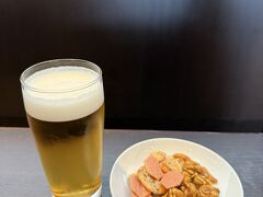 第1ターミナルへ無料シャトルバスで移動し保安検査場を通過して、JAL「サクララウンジ」でビールを頂きました^ ^