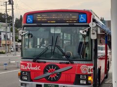 三沢市のコミュニティバス「みーばす」は真っ赤でした。三沢市内の中心部は三沢駅から離れているのでコミュニティバスは便利。