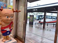 あら！けっこういらっしゃるのね雨宿りの方

どうやら万博行きのバス待ちで
バス停には屋根はあるけど、それでも濡れるので
皆さん避難されてました

万博！楽しんでくださーい！とバスを見送り
私は職場へ^ ^ 

自動ドアが開くと、横殴りの雨が中まで…まじヒドイ
