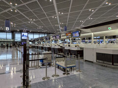日付変わってホテルのシャトルバスで成田空港第一ターミナルまで送ってもらう。
今のステイタスだとカードラウンジしか入れないから、早々に保安検査場を通過する。
成田空港は朝だからまだ空いていました。
日本人より外国人の方が多いです。