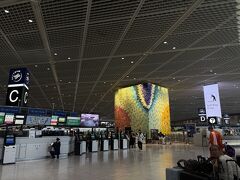 成田空港第1ターミナル、北ウィング。午後3時過ぎ。
全日空利用なので南ウィングですが、しばらく北ウィングに行っていないような気がするので、行ってみました。
ZIPAIR、また中国系航空会社が多いのですね。人が多いです。
