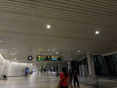 ジャカルタに23時到着。
降機して、さてイミグレーションはどっち？と表示を探したら、イミグレはこちら・徒歩12分と、、、広いですねー
てくてく歩いていたら、送迎迎えの係から（ホテルに送迎をお願いしました）、
イミグレ出たところで待ってます。今どこですかー？と電話が入りました（Whatsappから）。まだ10 minutes walkと表示、、、イミグレに向かって歩いております。