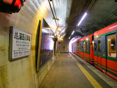 9:59　湯西川温泉駅に着きました。（鬼怒川温泉駅から22分）
恒例儀式！列車を見送ります。
この時に気付いたのですが、特急列車並みのシートを備えたAT‐700形［トイレ無し］とAT‐750形［トイレ付］の豪華２両編成ではありませんか～初めて見ました。いつもですと先頭車両は他の車型（車両）が連結されています。