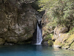 にこ淵!!
透明度が高すぎて本当にきれいでした!
ずっと見てられるが、ここに行くまでの階段は急で足元は少し悪いので気を付けてください!!