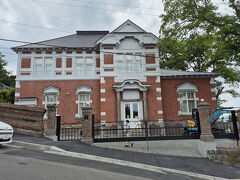 旧ロシア大使館。

全６室のオールスイート「HOTEL 白林」として７月１２日にオープンとのことで、それを控えて最終の工事をしていました。

この場所から観光するの大変やろ・・
いや、ここに泊まれる人なら移動はタクシーだから気にしないのか。