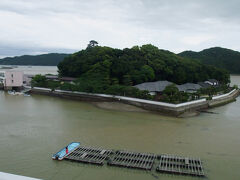 水族館を出てすぐの軽食スタンドで昼食を食べたことにして真珠島へ向かいました。
昨日の雨で水が濁っていました。