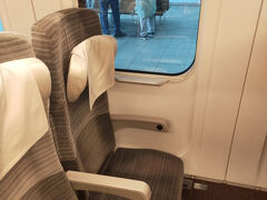 指定席はキャンセルして窓口で聞くと この電車なら 指定席を取らなくても乗れますよ という言葉に ついつい やまびこに乗ってしまいました
そしたら この後から出る はやぶさ よりも 30分 近く 着くのが遅くて 失敗したなと思いました