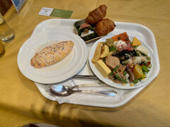 おはようございます
朝展望温泉を楽しんでから、２階のバンケットルームで朝食ブッフェを
左は具材を自分でピックアップしてお願いするオムレツ（ソースは３種類）
トリュフ入りクリームソースにしました（柴漬け選んで美味しかったです）
右はサラダ、スモークサーモン、チーズ、おばんざい類
上はミニミニおにぎりとパンたち
おにぎりは正に一口サイズで大正解でした