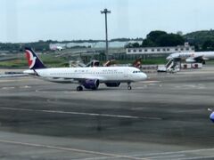 １４時にチェックインし、カードラウンジでビールを頂き、グローバルWi-Fiを受け取り、デッキへ
私達が乗る予定のマカオ航空が見えました