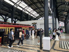 ケーブルカーはファンシーパンの麓まで行き、そこからロープウェイに乗り換えるのですが…すでに土砂降りが。( ；´Д｀)