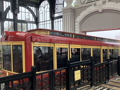 ロープウェイに乗り30分かけて下山し、次にケーブルカーに乗り市内へと戻ります。