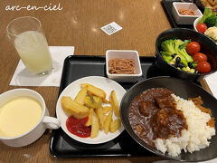 深夜ですが、カレーライスをいただきました(≧∀≦)。
レモネードは、さっぱりして飲みやすく、美味しかったです。