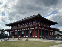 そして再建された中金堂。あたらしくてきれいですが、ちょっと中はがらんとした感じ。味が出るのはこれからか。