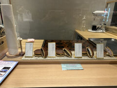 一回りしてお席を決めたらまずはこの【和甘】でやっぱり甘いものを・・と
どら焼きとジェラートを購入。
