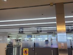 金曜昼過ぎに会社を出て成田空港へ。14時頃着き、イミグレとかガラガラ。
私史上最速で出国。所要時間3分～5分