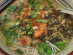 国内線ラウンジなので、麺料理と飲料程度しか提供ありませんでした。
