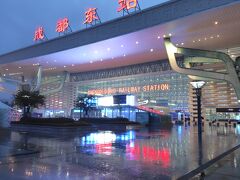 雨が降っていて、真っ暗の道を成都東駅にたどり着けるか心配でしたが、徒歩１０分程度で到着です。
中国は漢字圏のため韓国より掲示板は楽に判断出来ますが、簡易漢字なので、龍、東、駅の漢字は四川では覚えて置くと役に立ちます。