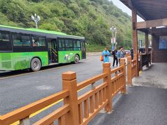 途中に酸素ガス購入店に立ち寄り、30分程度で黄龍風景区に到着しました。
こちらの緑のバスがケーブルカー乗り場へのバスです。
旅客駅があるので、そちらで荷物預かり所もありました。