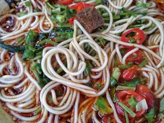九寨溝では重慶料理のお店が多く、試しに重慶ラーメンを選択しました。
疲労と高山病傾向で脂っこく、辛いラーメンを体が受け付けず、日本から持ち込んだ食事で生存しました。
