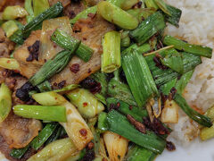 ホテル近くの一人ご飯のお店へ
回鍋肉
日本の物とは、材料も味も似て非なるもの、青椒肉絲の味つけに大量の葱
こちらも美味しく頂きました。
日本と違う四川料理を知るため今後も通いましょう