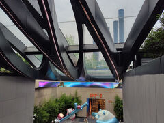 地下鉄で成都SKPへ
こちらは地上を公園にして建物は地下になります
斬新な建造物
屋上を緑地化している建物は日本でも目にしますが、発想が面白い
昨日、成都から黄龍渓への道中にもビオシティがあったりと、中国が意外にも環境問題に取り組んでいるよう
リサイクルと非リサイクルのゴミ箱があったり
成都では、お店の袋も有料でした
