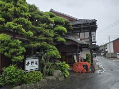 出雲大社に行くが、バスをおりたところに歌手竹内まりやの実家の旅館があり、バスガイドさんが案内してくれて写真をパチリ。