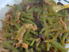 魚香肉絲
この青い野菜が何が分かりませんが、きくらげ入でこちらが一番青椒肉絲に近い味です