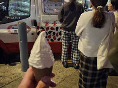 港を出たところでソフトクリーム屋を発見。
一つ買ってSymphony of lightsを待ちます。