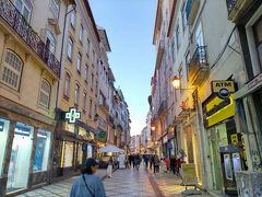 「Rua Ferreira Borges（フェレイラ・ボルジェス通り）」が伸びていました。書店・カフェ・ベーカリーなどが並ぶにぎやかなショッピングストリートで、世界文化遺産「コインブラ大学 ? アルタとソフィア」のアルタ地区の一部でした。