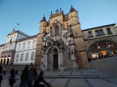 「Rua Ferreira Borges（フェレイラ・ボルジェス通り）」を抜けると、「サンタ・クルス修道院」がありました。世界文化遺産「コインブラ大学 アルタとソフィア」の構成施設の一つで、マヌエル様式の正面が美しかったです。